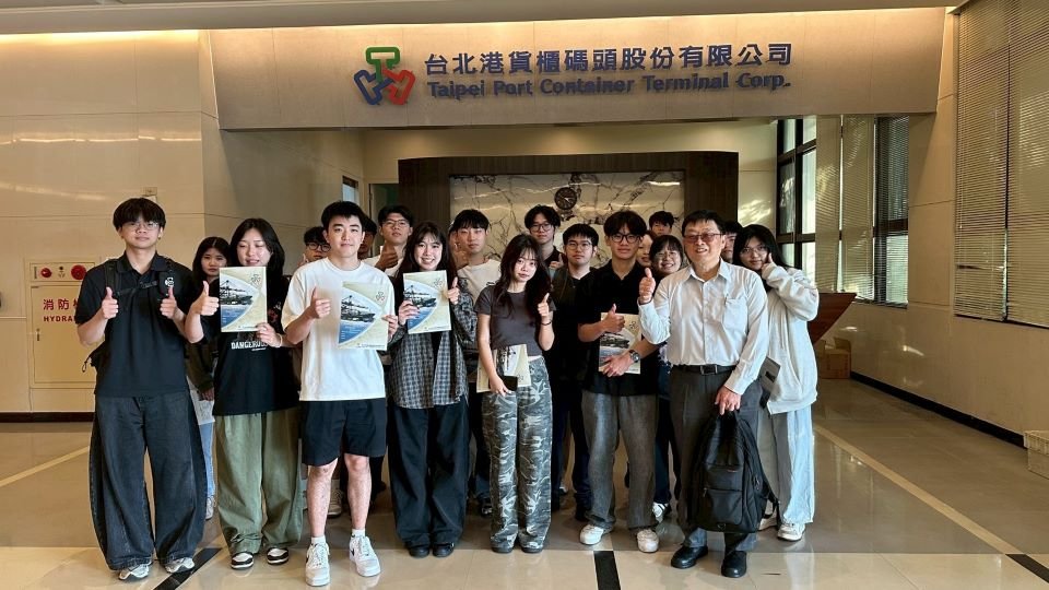 1150506參訪台北港貨櫃碼頭公司師生合照
