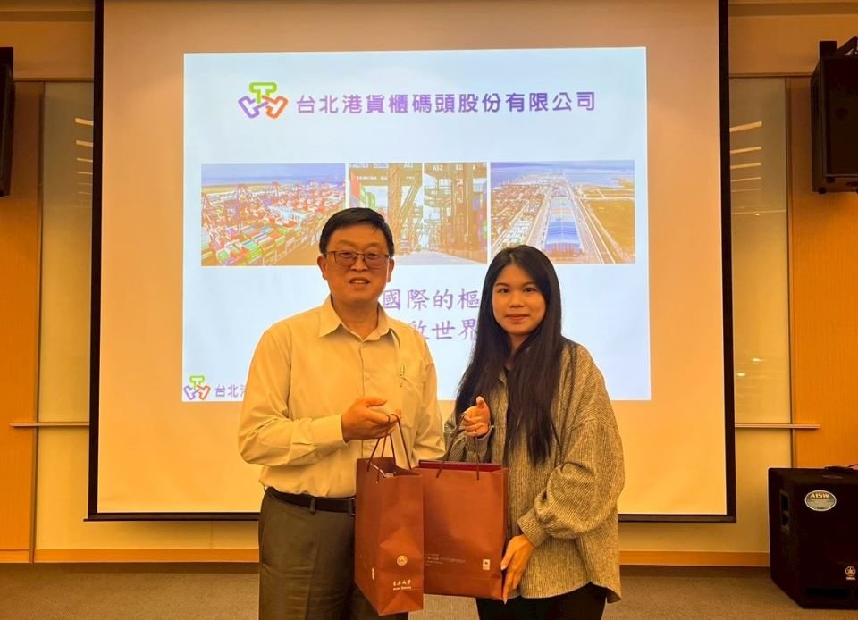 1150506參訪台北港貨櫃碼頭公司致贈本系紀念品
