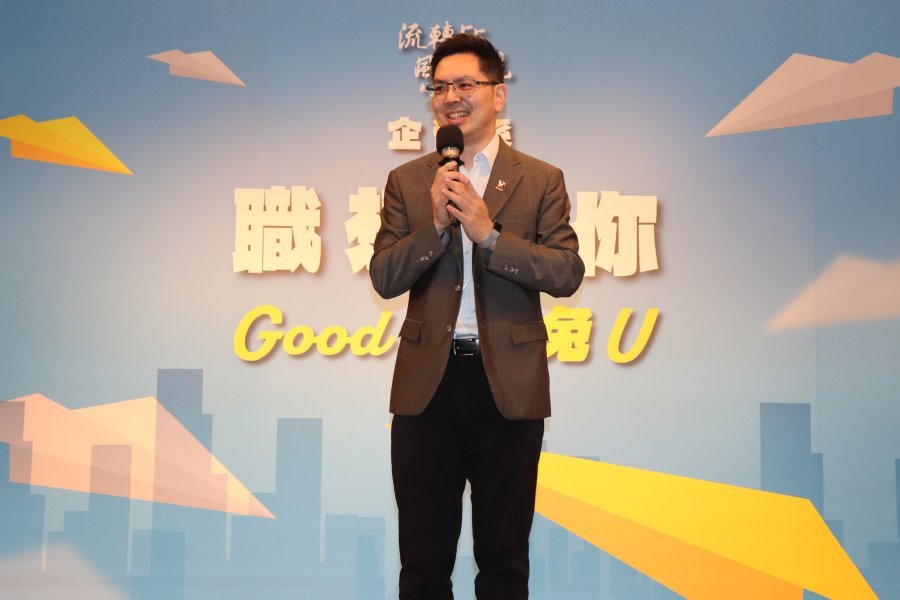 企管系胡凱傑主任致詞,給予同學勉勵