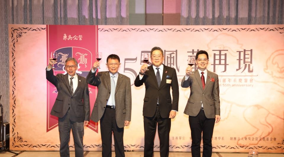 （左起）陳惠貴理事長、潘維大校長、王以倫董事長及胡凱傑主任，率領全體師生及系友舉杯同慶