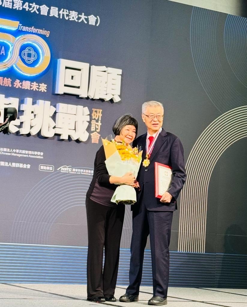 東吳大學法商講座教授陳冲獲頒中華民國管理科學學會最高榮譽「管理獎章」,夫人上台獻花。
