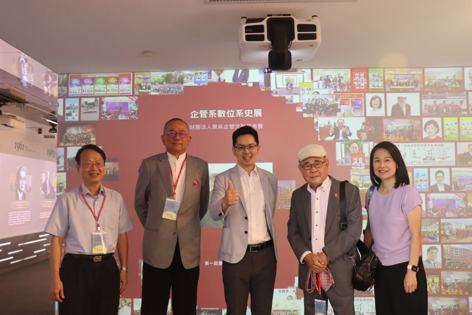 (左起)李智明老師、王祿誾董事長、胡凱傑主任、謝子仁董事長、陳麗宇副主任於東吳精神—迎賓牆合影