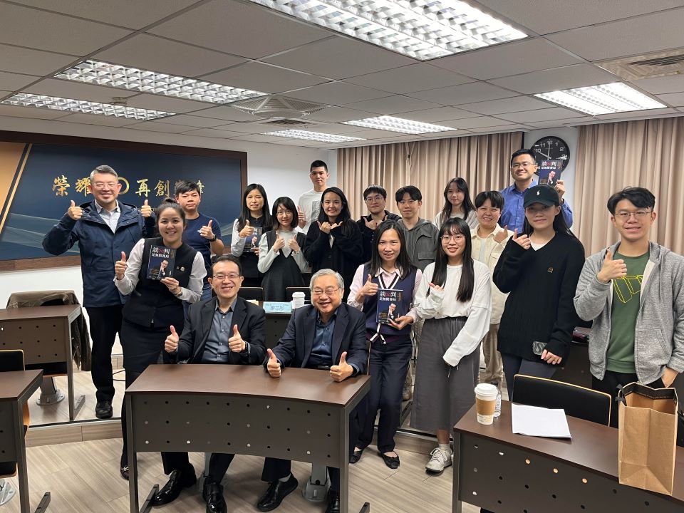 圖二:李思恩總經理與全場同學歡樂大合照