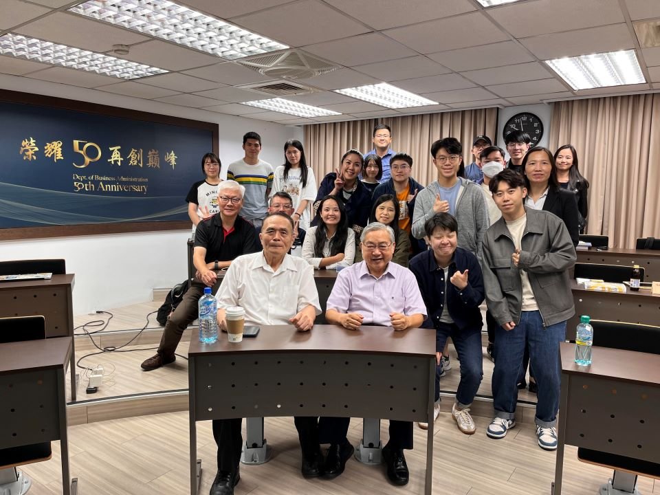 圖二:同學們與董事長合影留念