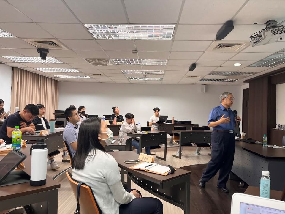 圖一:劉忠賢教授授課,同學們仔細聽講